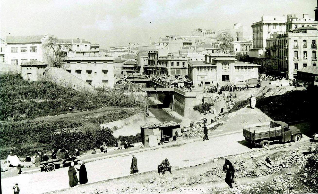 Mostaganem 517- Les 3 ponts et le marche COLLECTION DES AMIS DE ND DE SANTA CRUZ.JPG